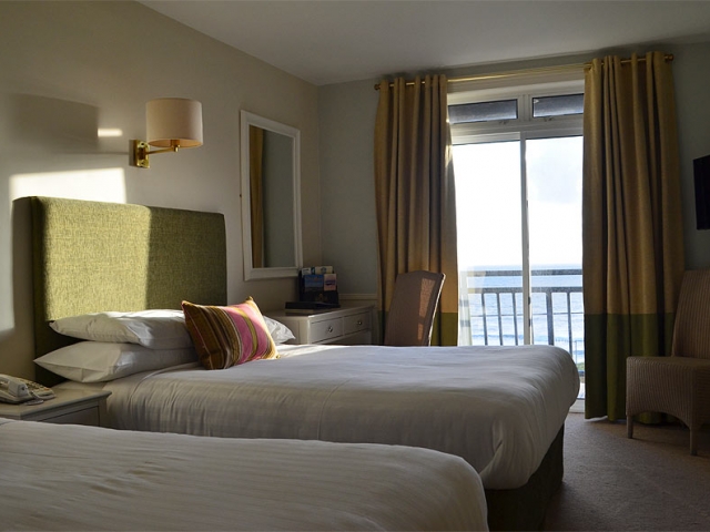 Cliff House Hotel bedroom